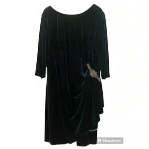 Alex Evenings Velvet Emerald Green Rhinestone Ruching cocktail dress